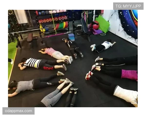 孙铭徽训练完直接拎两袋蛋白粉去接娃，这爹当的比健身房私教还狠